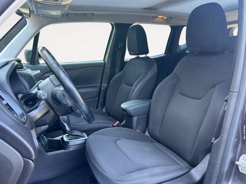 Used 2018 Jeep Renegade Altitude AWD/4WD image 9