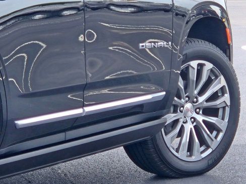 Used 2021 GMC Yukon Denali w/ Denali Premium Package AWD/4WD image 14