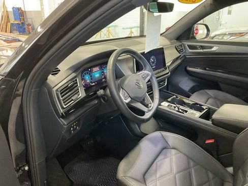 Used 2025 Volkswagen Atlas Cross Sport SE image 9