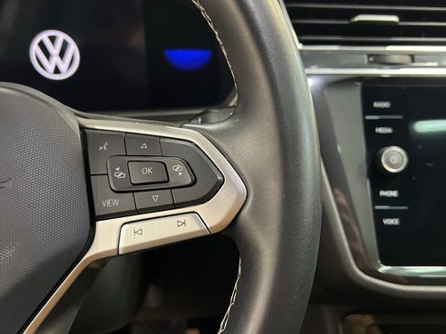Used 2022 Volkswagen Tiguan SE image 32