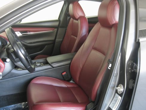 Used 2023 MAZDA MAZDA3 Hatchback w/Premium Plus Pkg image 8