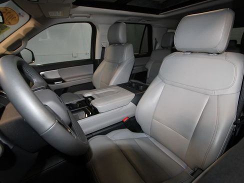 Used 2025 Ford Expedition Active image 4