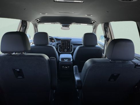 Used 2025 GMC Acadia Elevation w/ Elevation Premium Package AWD/4WD image 14