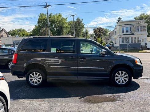 Used 2012 Chrysler Town & Country Touring-L FWD image 5