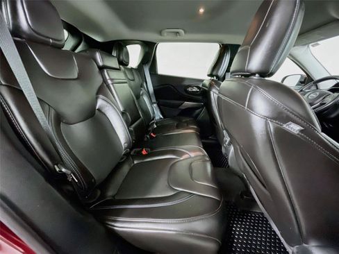 Used 2019 Jeep Cherokee Latitude Plus w/ Cold Weather Group FWD image 28