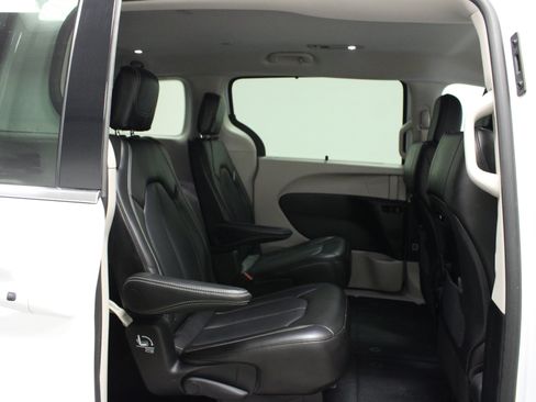 Used 2024 Chrysler Pacifica Touring-L FWD image 16