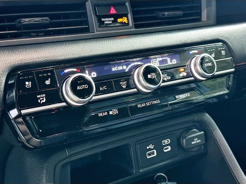 Used 2025 Honda Pilot Black Edition image 16