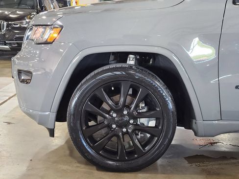 Used 2019 Jeep Grand Cherokee Altitude RWD image 5