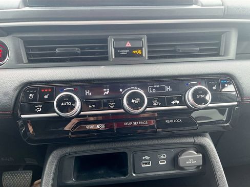 Used 2025 Honda Pilot Black Edition image 16