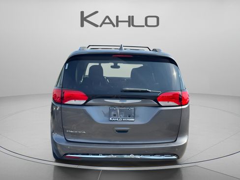 Used 2018 Chrysler Pacifica Touring-L Plus FWD image 3