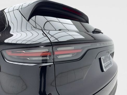 Used 2023 Porsche Cayenne Platinum Edition image 9