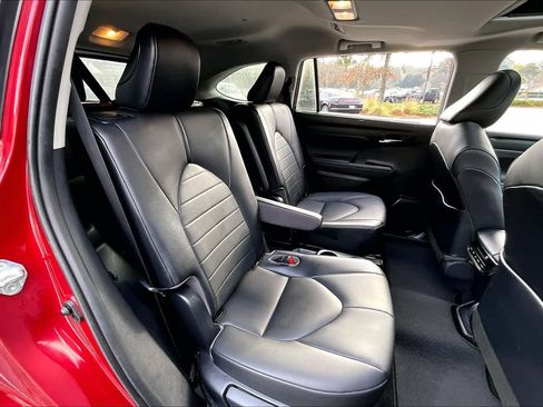 Used 2020 Toyota Highlander XLE image 20