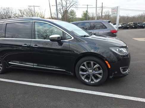 Used 2020 Chrysler Pacifica Limited w/ Tire & Wheel Group image 4