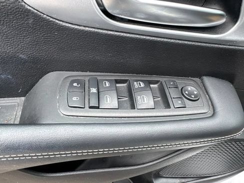 Used 2023 Chrysler Pacifica Touring-L w/ S Appearance Package AWD/4WD image 9