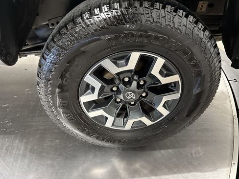 Used 2018 Toyota Tacoma TRD Off-Road image 12