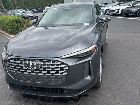 Used 2025 Audi Q5 Premium Plus w/ Premium Plus AWD/4WD image 2