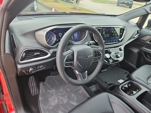Used 2025 Chrysler Pacifica Select FWD image 10