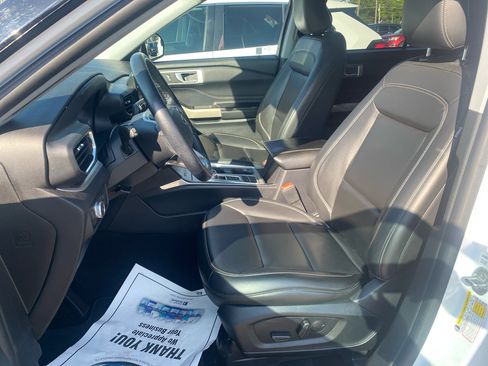Used 2021 Ford Explorer XLT w/ Equipment Group 202A image 9