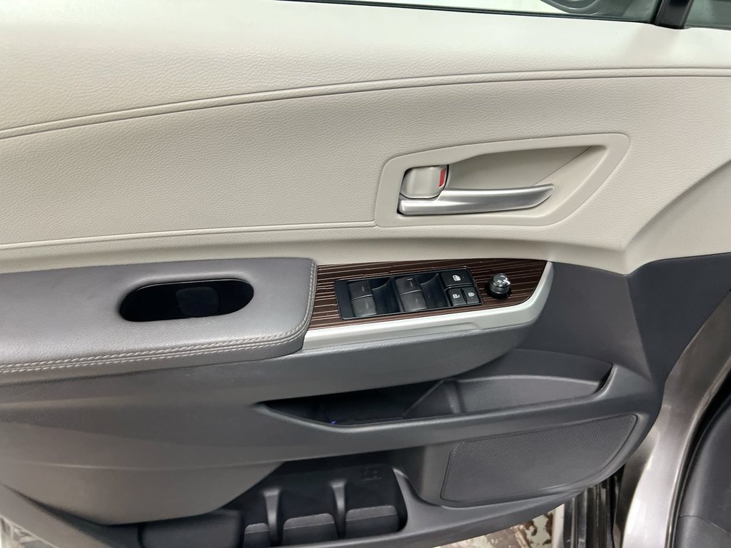 Used 2024 Toyota Sienna XLE w/ XLE Plus Package AWD/4WD image 22