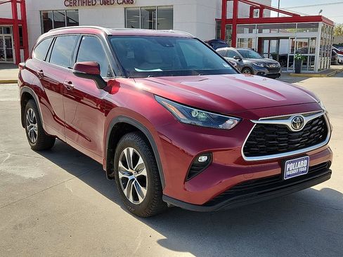 Used 2022 Toyota Highlander XLE AWD/4WD image 4
