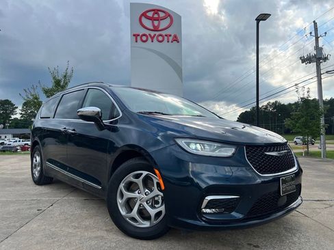 Used 2023 Chrysler Pacifica Limited image 1