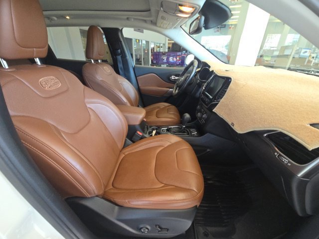 Used 2019 Jeep Cherokee Overland w/ Technology Group FWD image 17