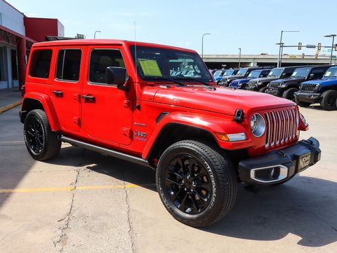 Used 2021 Jeep Wrangler Unlimited Sahara w/ Cold Weather Group AWD/4WD image 4