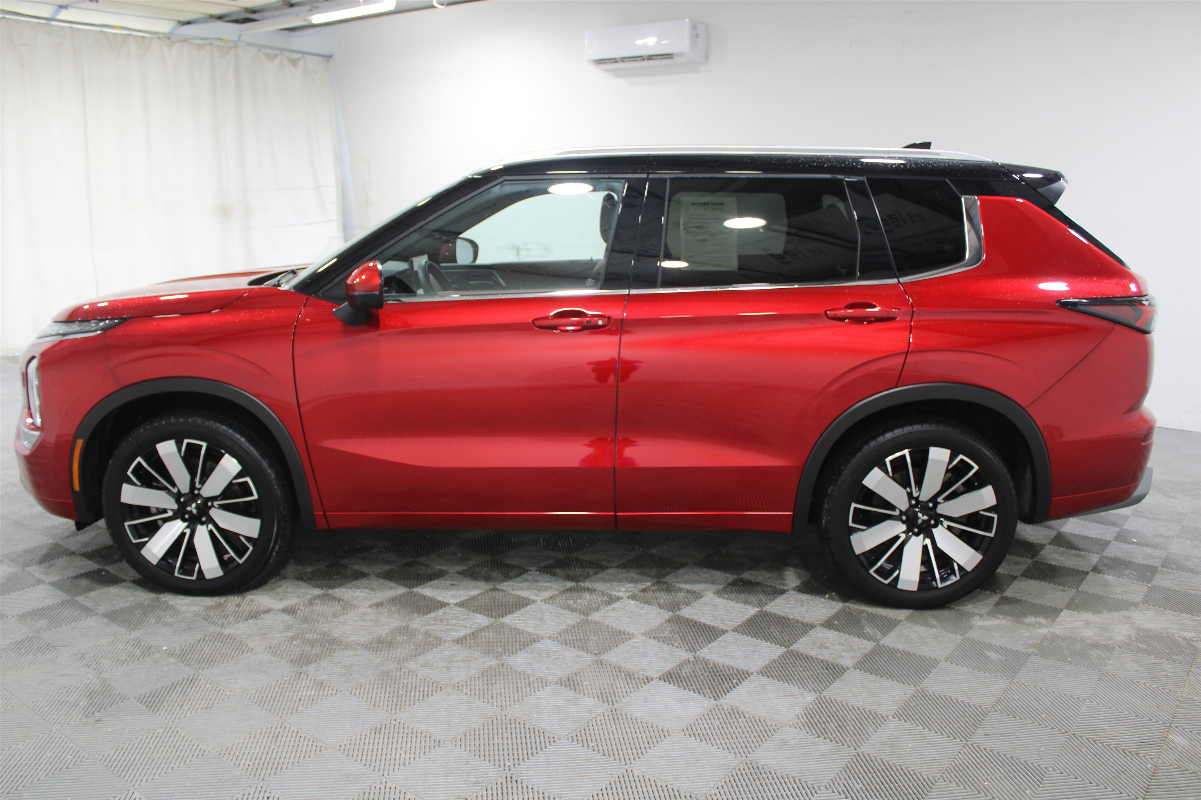 Used 2025 Mitsubishi Outlander AWD image 6