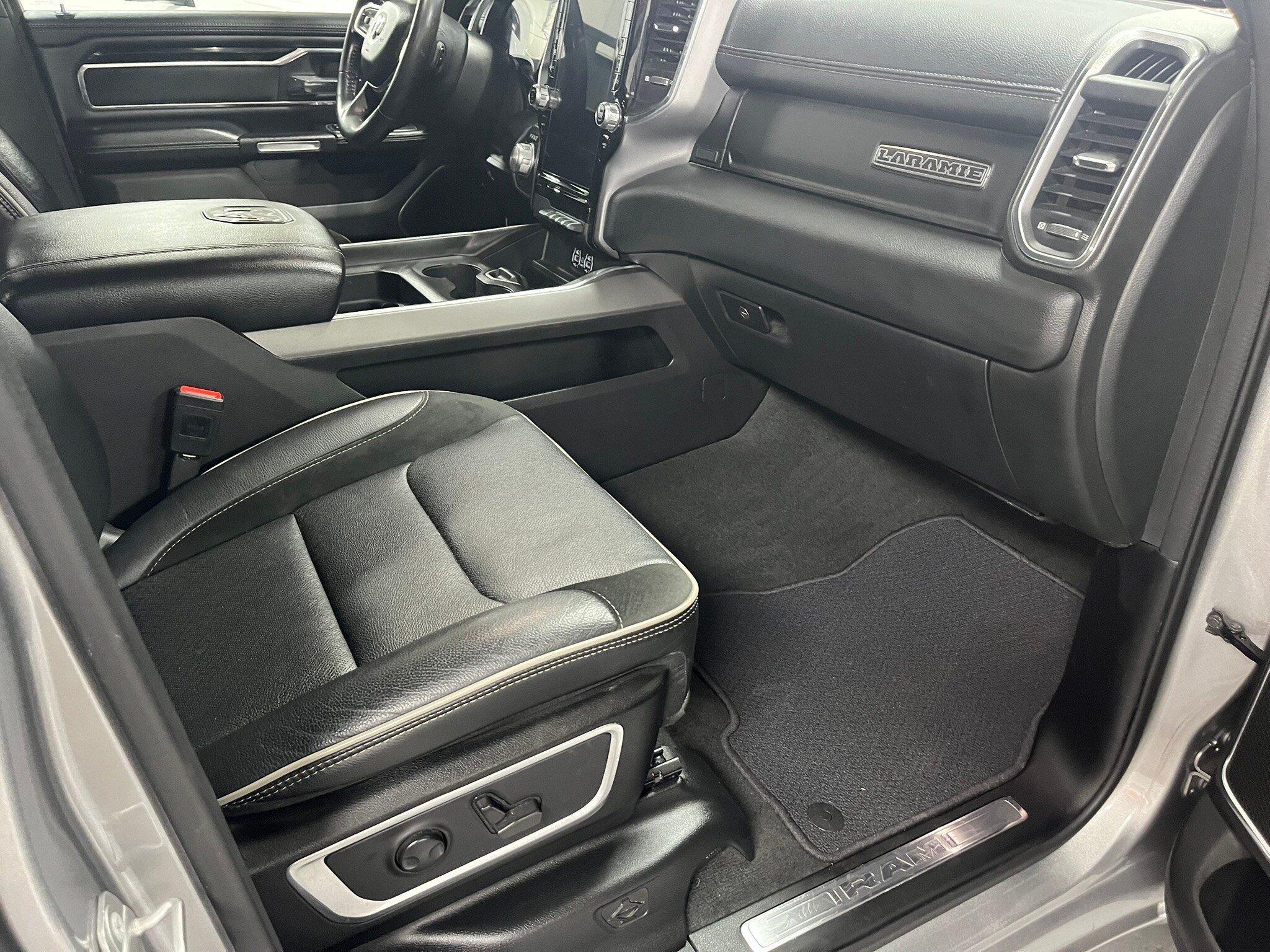 Used 2022 RAM 1500 Laramie w/ Sport Appearance Package AWD/4WD image 23