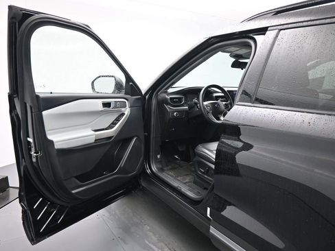 Certified 2022 Ford Explorer XLT w/ Equipment Group 202A image 9