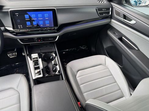 Used 2024 Volkswagen Atlas Cross Sport SEL R-Line AWD/4WD image 28