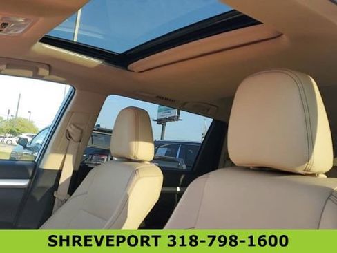 Used 2019 Toyota Highlander XLE FWD image 27