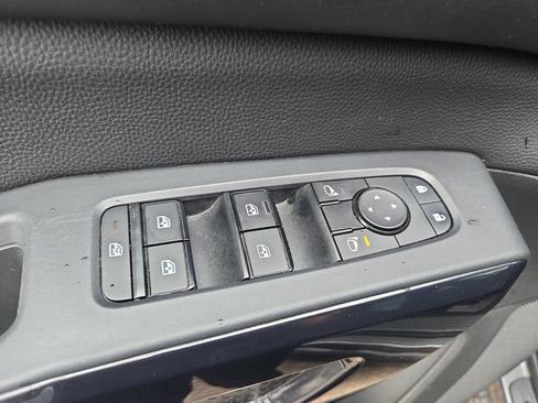 Used 2025 Nissan Pathfinder SV FWD image 22
