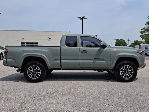 Used 2022 Toyota Tacoma TRD Sport w/ TRD Premium Sport Package AWD/4WD image 10