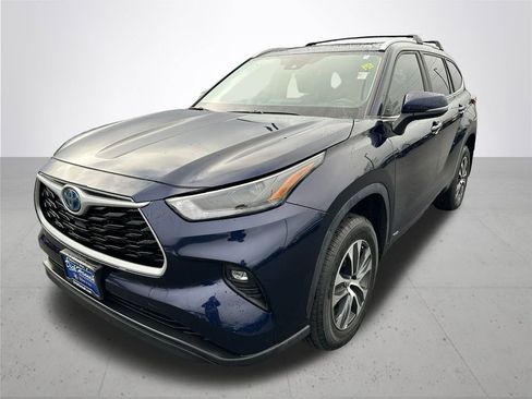 Certified 2023 Toyota Highlander XLE image 2