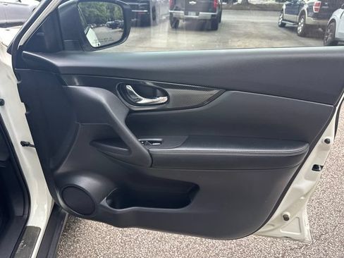 Used 2018 Nissan Rogue SL FWD image 16