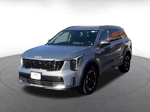 Used 2024 Kia Sorento S image 4