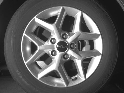 Used 2025 Kia Soul LX w/ LX Technology Package FWD image 13