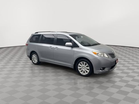 Used 2017 Toyota Sienna XLE Premium image 42