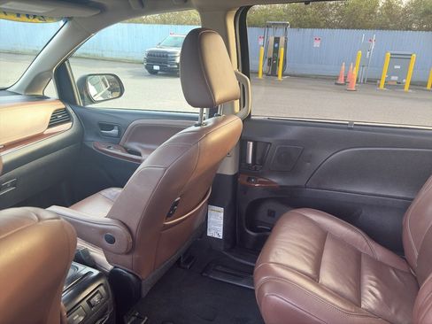 Used 2017 Toyota Sienna Limited Premium image 17