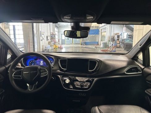 Used 2025 Chrysler Pacifica Select image 16