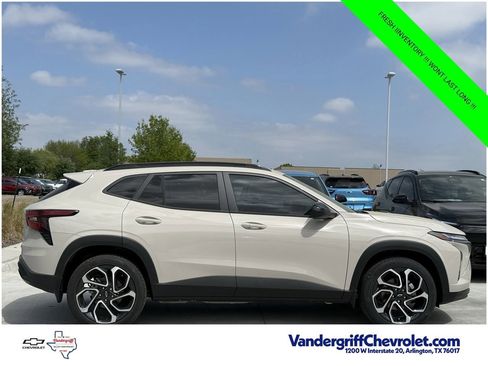 New 2026 Chevrolet Trax RS w/ Sunroof Package FWD image 3