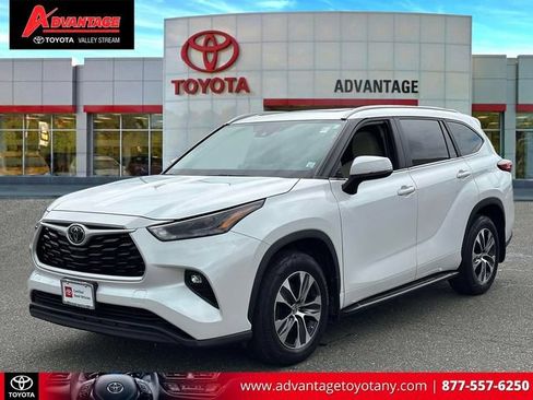 Used 2023 Toyota Highlander XLE AWD/4WD image 4