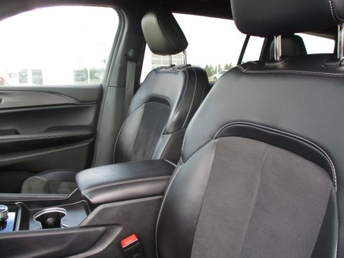 Used 2024 Jeep Grand Cherokee L Laredo image 14