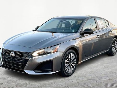 Used 2024 Nissan Altima 2.5 SV image 3