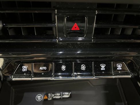 Used 2025 Chevrolet Suburban LT RWD image 51
