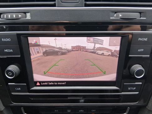 Used 2018 Volkswagen Golf S FWD image 18