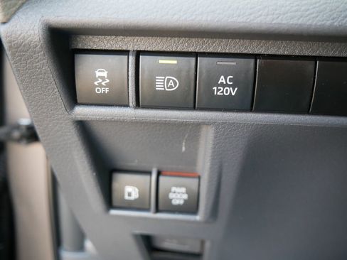 Used 2023 Toyota Sienna Limited image 26