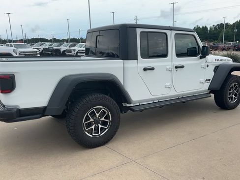 Used 2024 Jeep Gladiator Rubicon AWD/4WD image 9