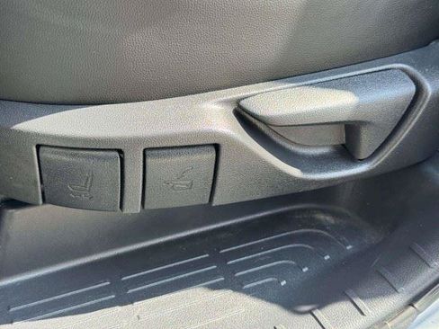 Used 2021 Toyota Highlander XLE AWD/4WD image 42